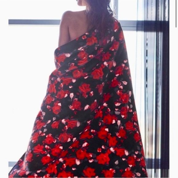 VS Sherpa Floral Blanket - Picture 2 of 6